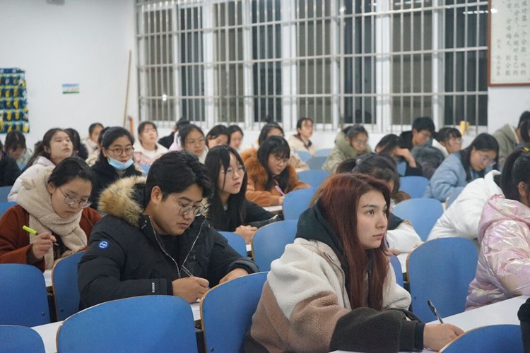  自慰a片
顺利举行新生团章考试2.jpg